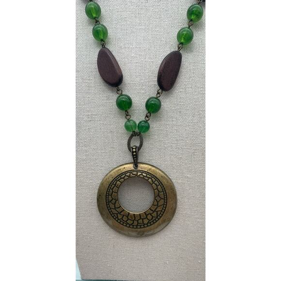 Vintage Avon SAQ Necklace Green Brown Beads Brass Medallion Pendant Boho - Picture 4 of 5